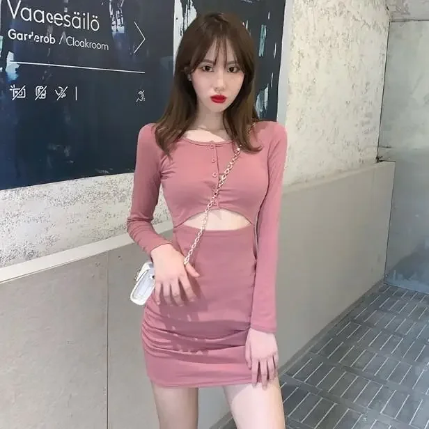 Abito scavato con gonna sui fianchi coperta sull'ombelico, manica lunga, vita slim fit