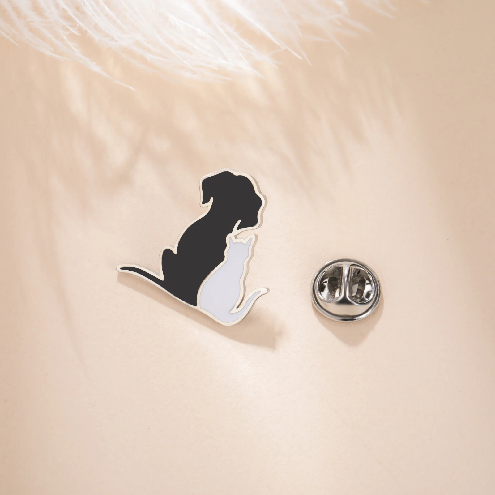 Skyrim القط الكلب أسود أبيض المينا بروش للنساء الرجال الفولاذ المقاوم للصدأ التلبيب دبوس الحيوانات الأليفة قميص دعوى شارة اكسسوارات هدية #1