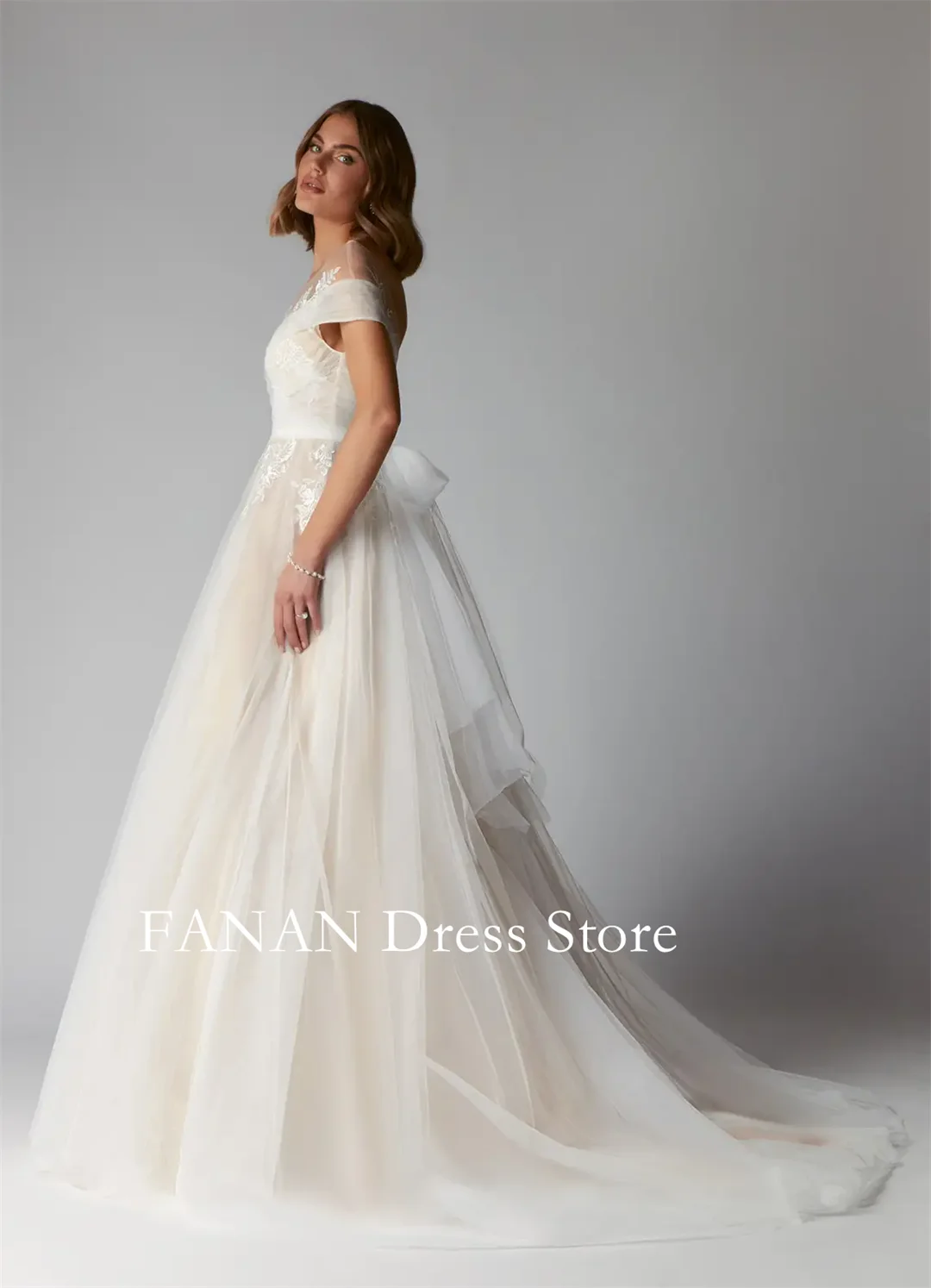 Fanan Diamond White Customized A-Line Illusion Off-The-Shouler Lace Tulle Wedding Gown Elegant Wedding Dresses without Sleeves