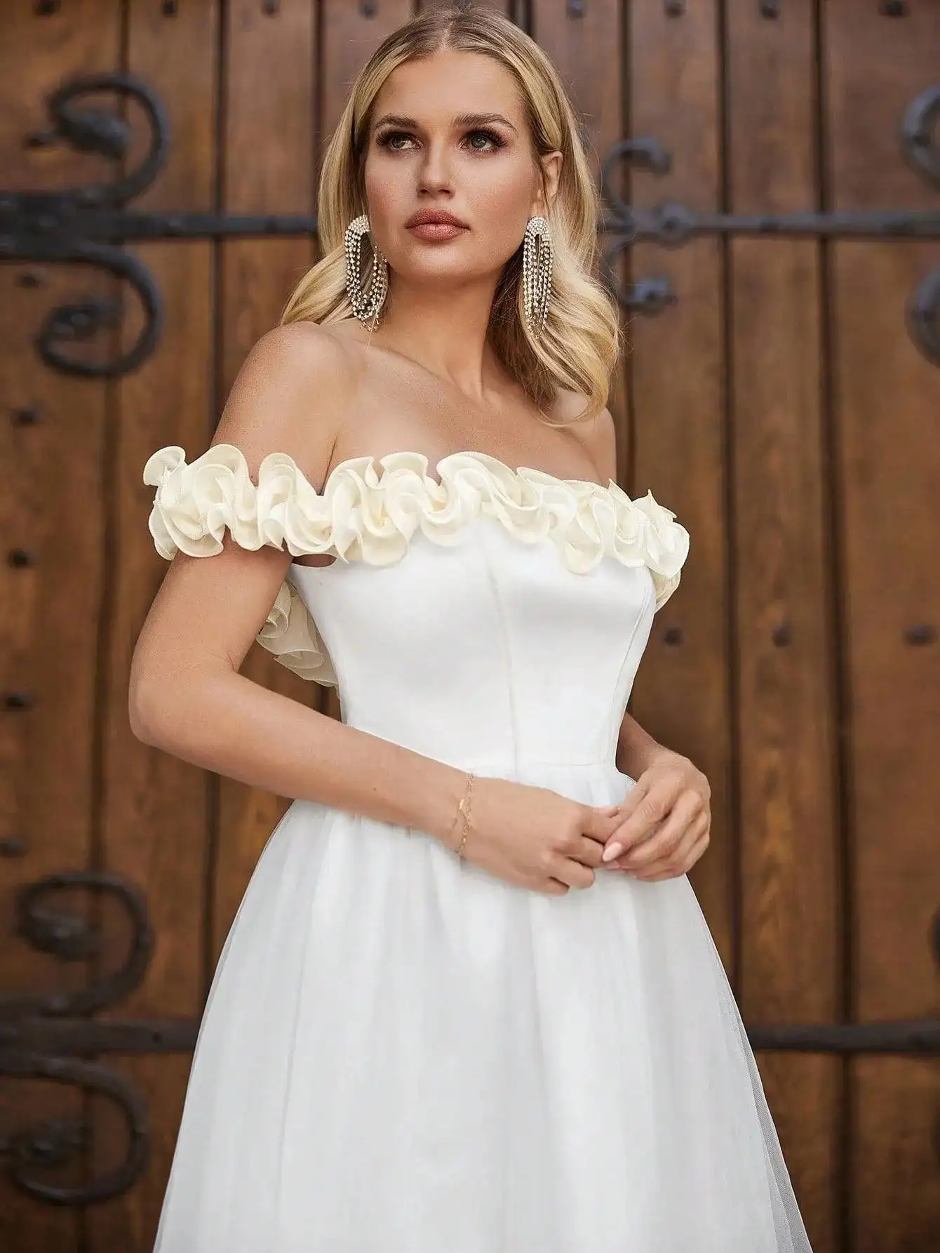 Off-shoulder satijnen lijfje contrasterende organza zoom trouwjurk