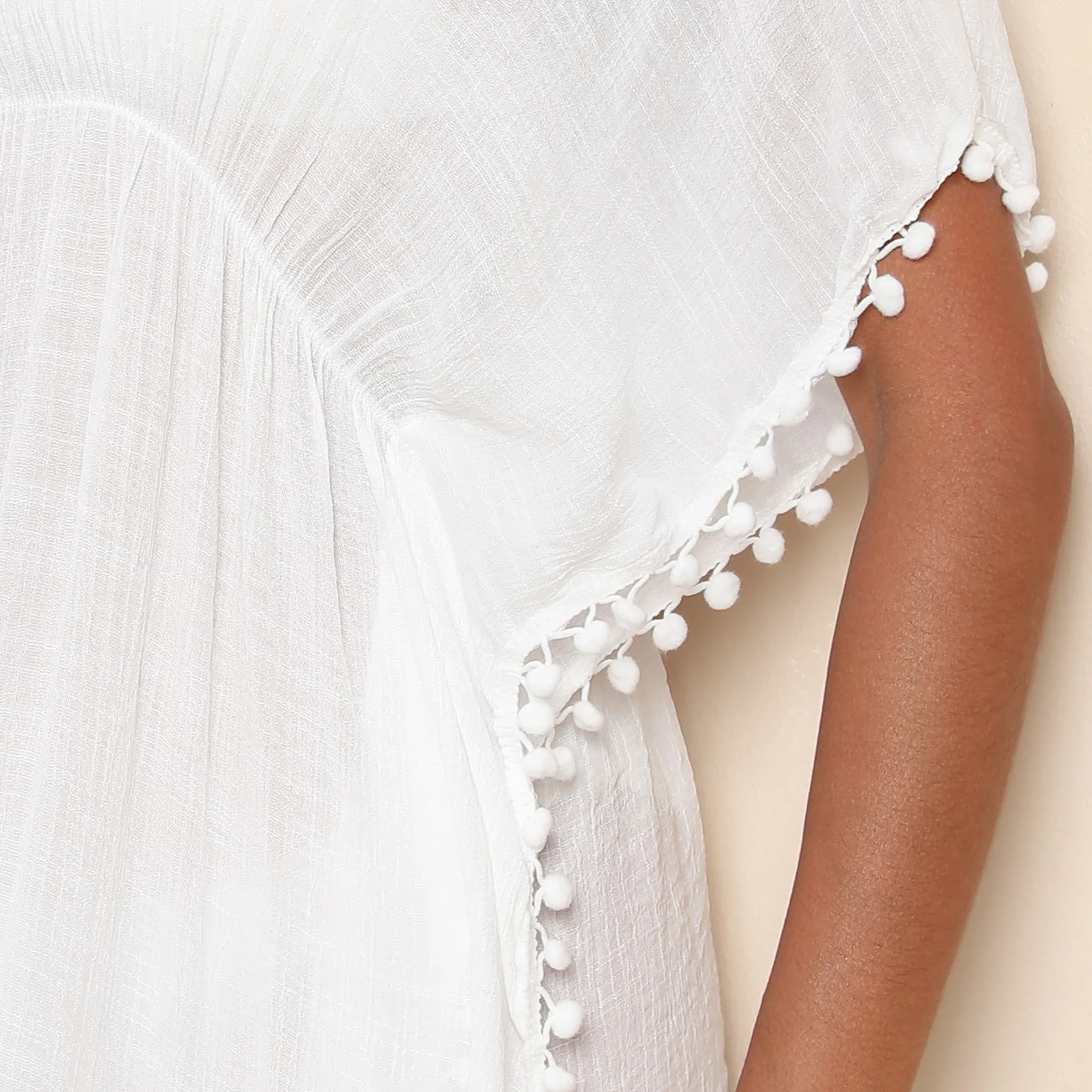 Schlanker, reinweißer Mesh-Badeanzug mit definierter Taille für Damen, Bikini-Vertuschung, kleiner Ball, Fransen, Strandkleid, Strandmode, O-Ausschnitt, geteilt