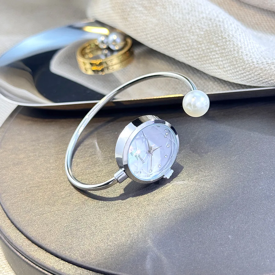 นาฬิกาข้อมือผู้หญิงหรูหราสีโรสโกลด์ หน้าปัดเล็ก สายแบบกำไลข้อมือ ประดับเพชรเทียม ดีไซน์แบรนด์ดัง สไตล์วินเทจ ไข่มุกเทียม นาฬิกาควอตซ์