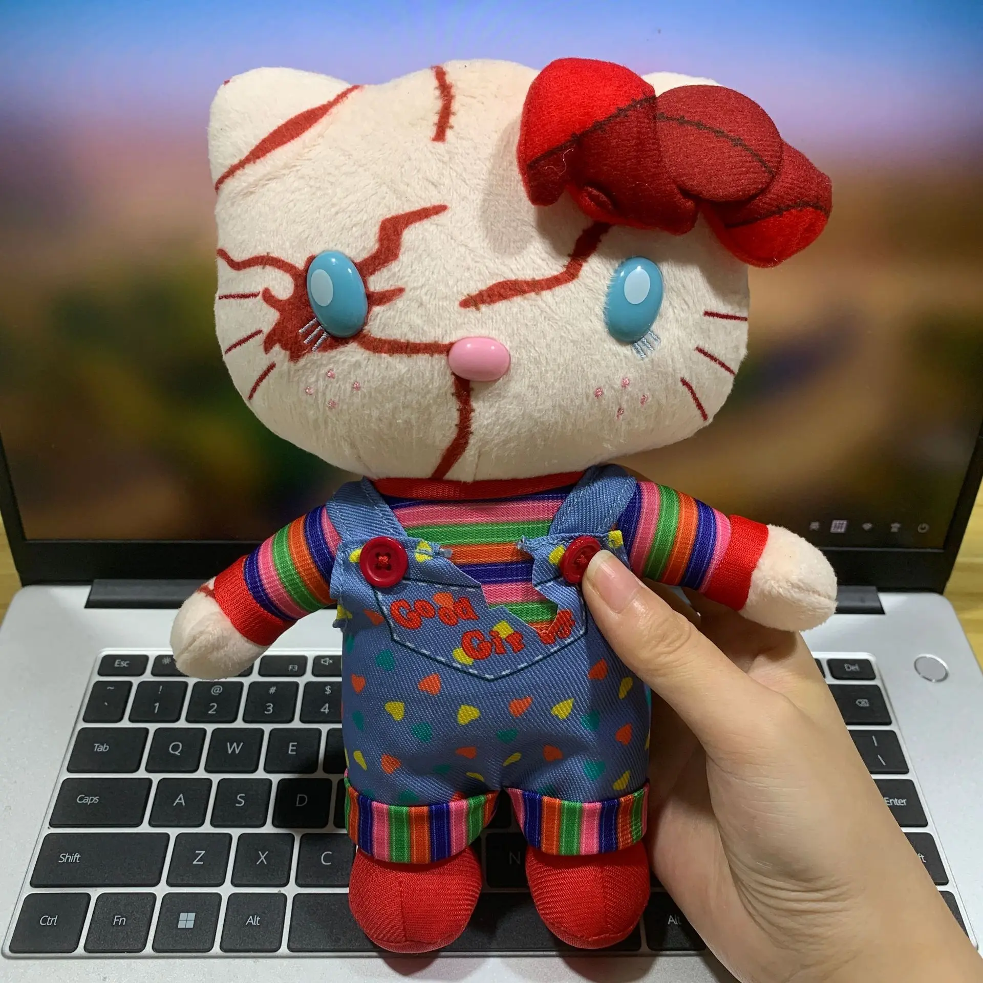 HelloKitty Character periferals Chucky co-branded juguete de peluche creativo para Halloween, decoración de habitación, muebles para el hogar, regalo de vacaciones