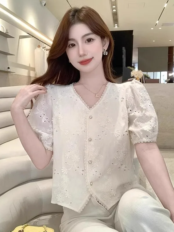 

Faionable ort Sve V-Ne Embroidered Lace irt Hollow out Design Ele Top Korean Sle Straight Cut Bubble Sve