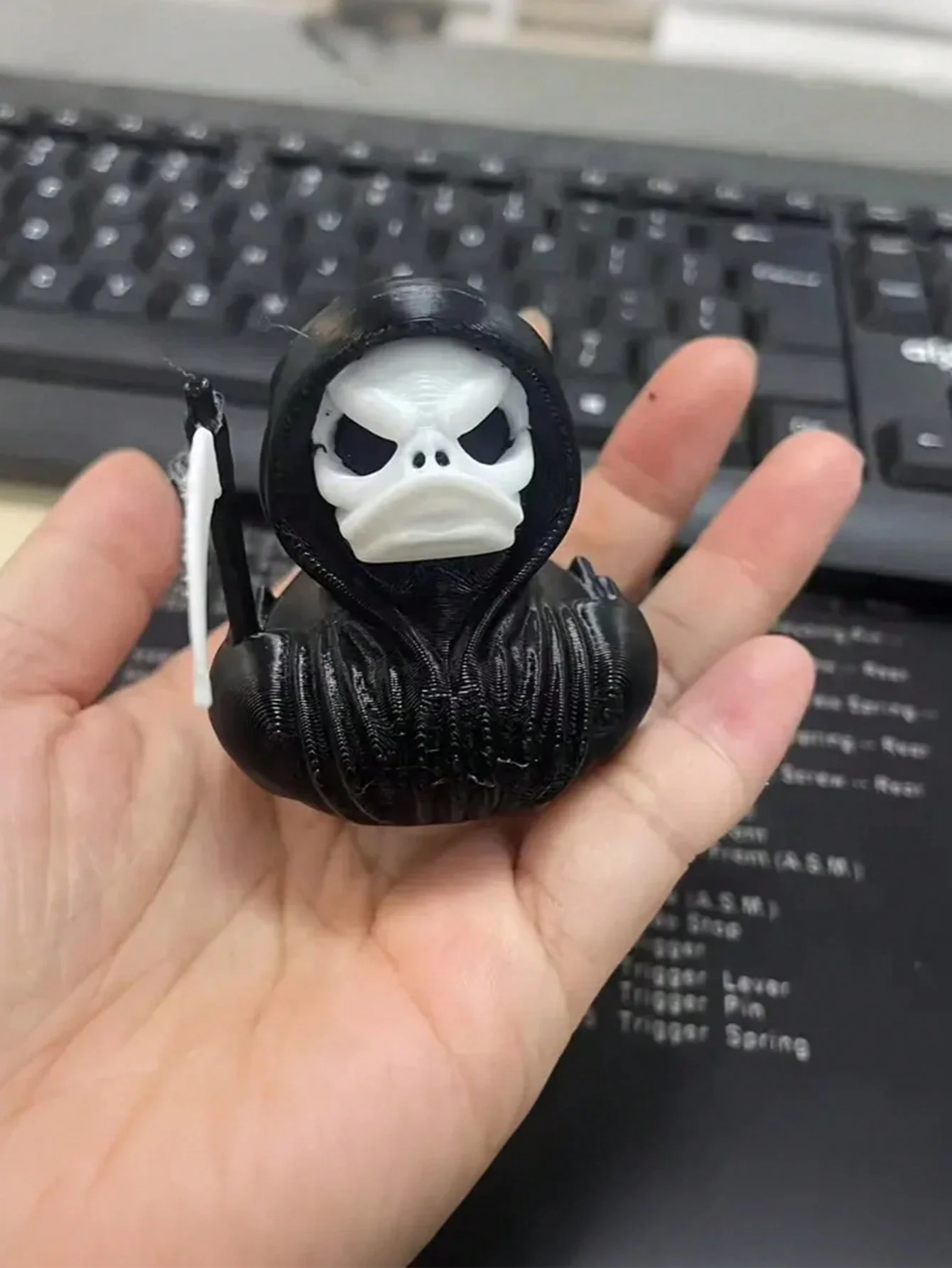 Pato da morte impresso em 3D, pato demônio, pato do Satanás escuro, design de terror gótico, decorações exclusivas do painel do carro, mesa e estante