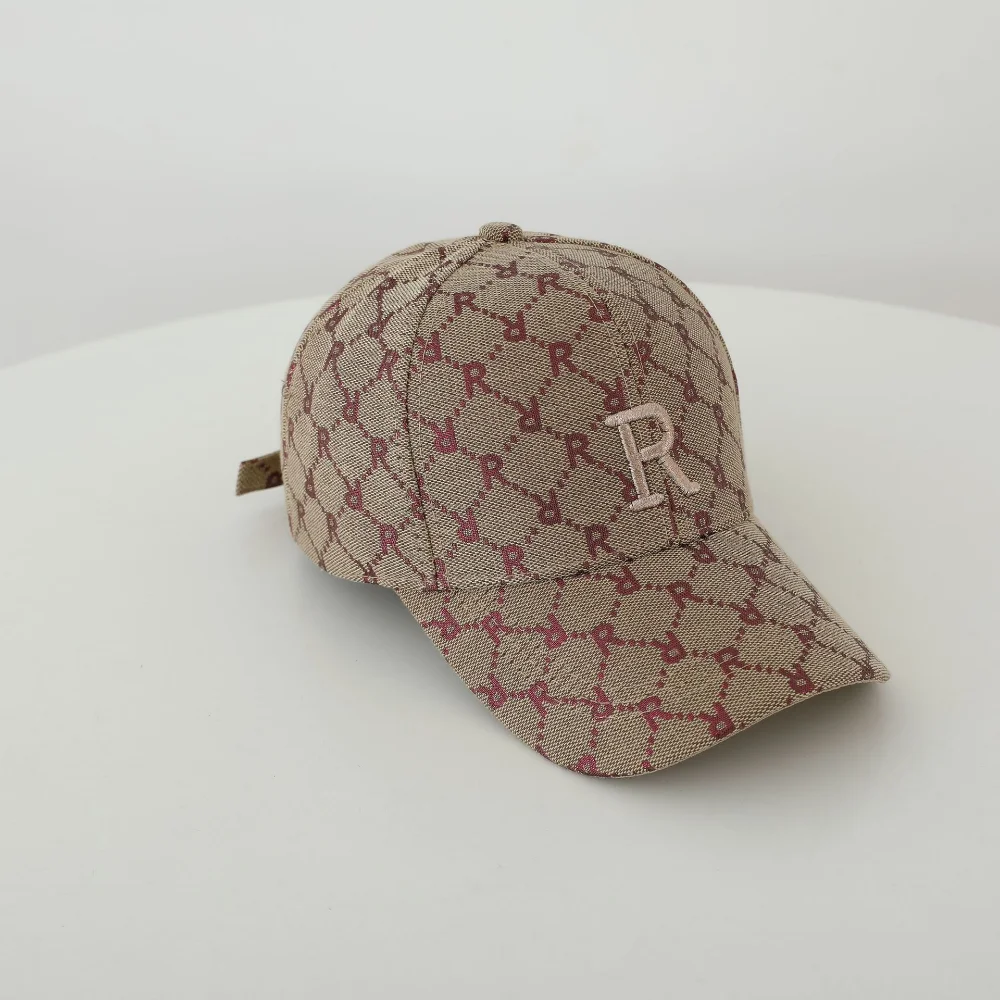 Luxury-retro style with heavy diamond patterns. R dark patterned embroidered baseball cap in 4 colors for versatile daily wear.