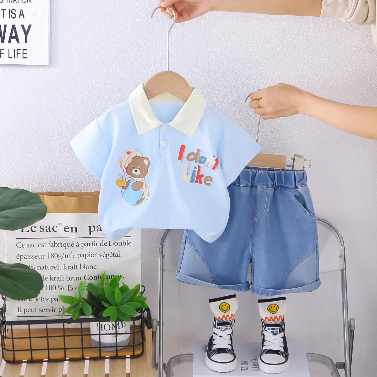 

Летний комплект для мальчиков 2026: футболка-поло с мультяшным медведем и джинсовые шорты, повседневный комплект из 2 предметов для детей