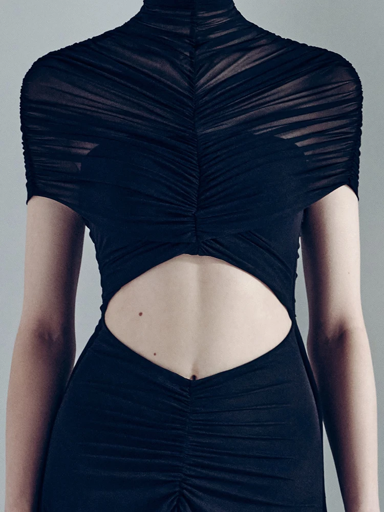 فستان طويل ثنيات باللون البني - فستان سهرة أنيق برقبة عالية مع ظهر مفتوح للحفلات الرسمية والمناسبات الخاصة