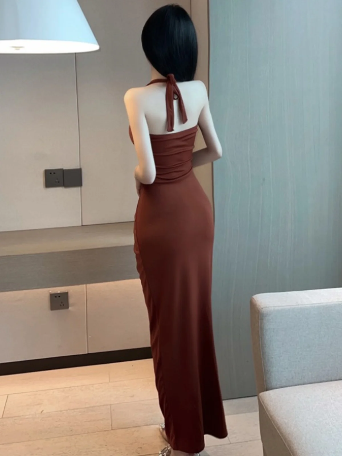 กระโปรงทรงเอ ผ่าสูง โชว์เนินอก ดีไซน์เว้าลึก แนวสตรีท สำหรับใส่ไปเที่ยวกลางคืน หรือเต้นรำ