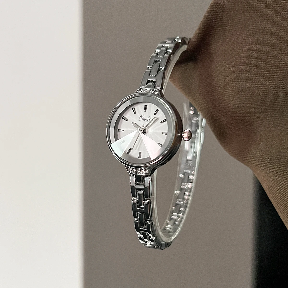 Women's bracelet watch, fashionable, exquisite, small silver dial, high-end women's wristwatch, delicate women's wristwatch.