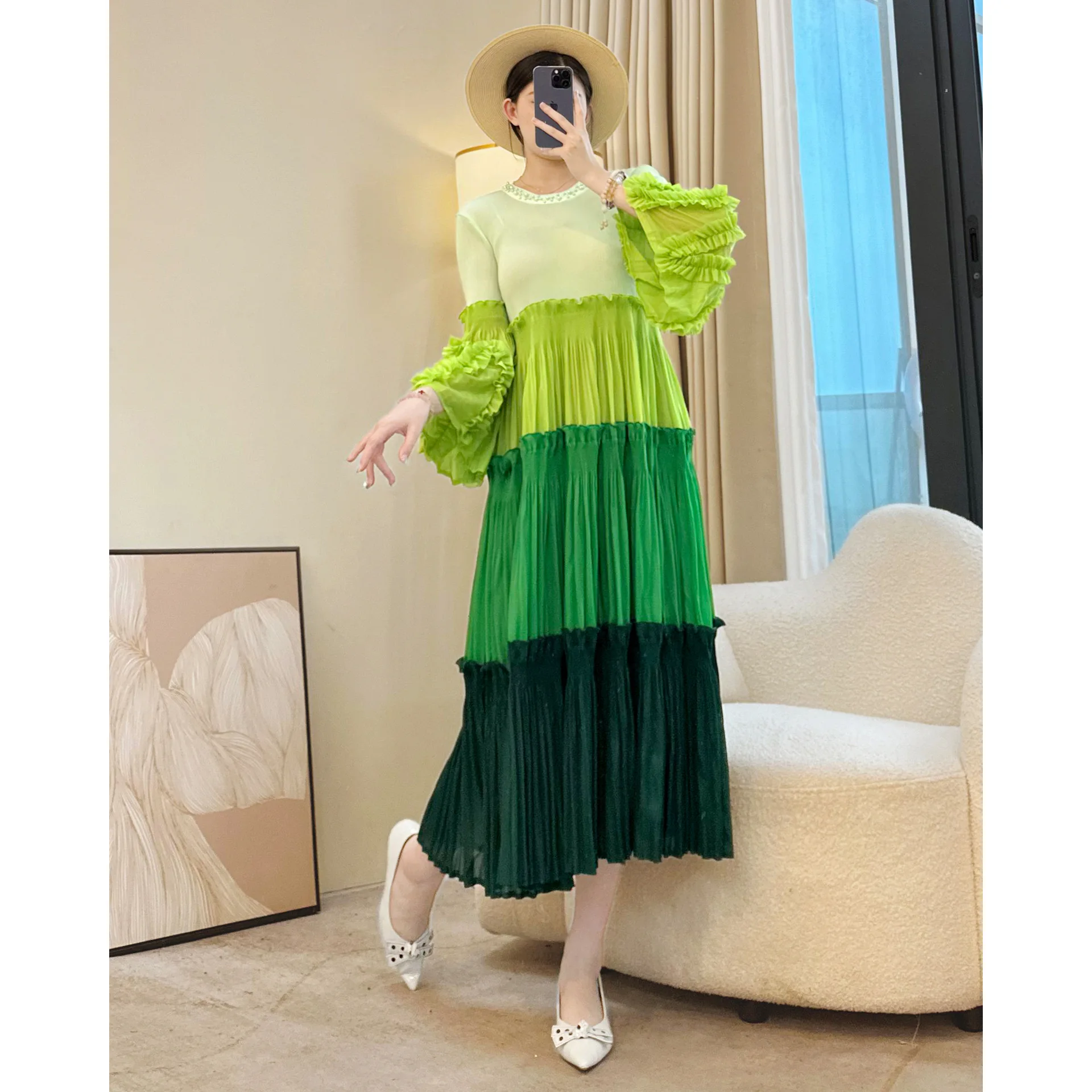 Sukienka Miyake Fold w nowym stylu na sezon Jesień/Zima 2025, modna, luźna, łączona sukienka z okrągłym dekoltem, falbaniasta spódnica, sukienka z długim rękawem.