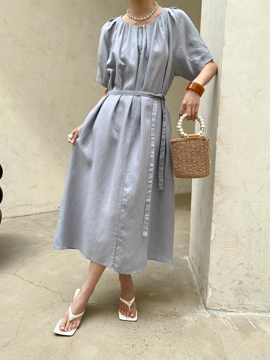 Sommerliches Damenkleid in unifarbenem Design mit plissierter Taille und Rundhalsausschnitt. – Detail 26