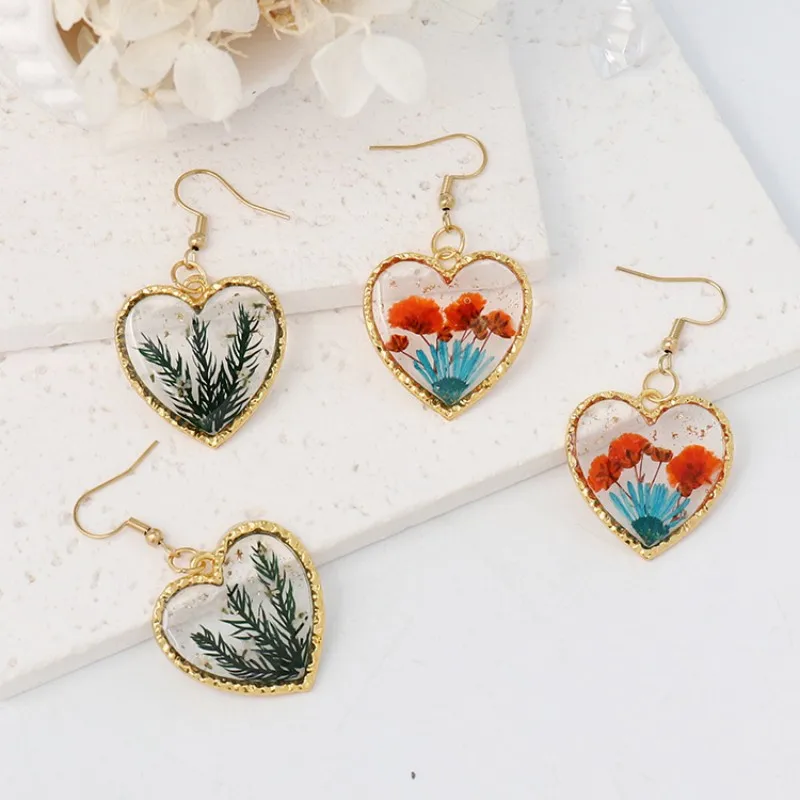 

Unqiue Design Pressed Flower Earrings Handmaking Epoxy Resin Dried Flower Earrings Fashion Love Heart Earrings Wholesale Jewelry