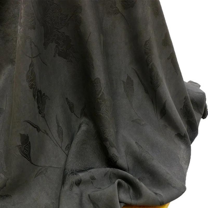 This traditional plant mud-dyed oak silk jacquard fabric features a simple elegant and artistic style creating new Chinese-style