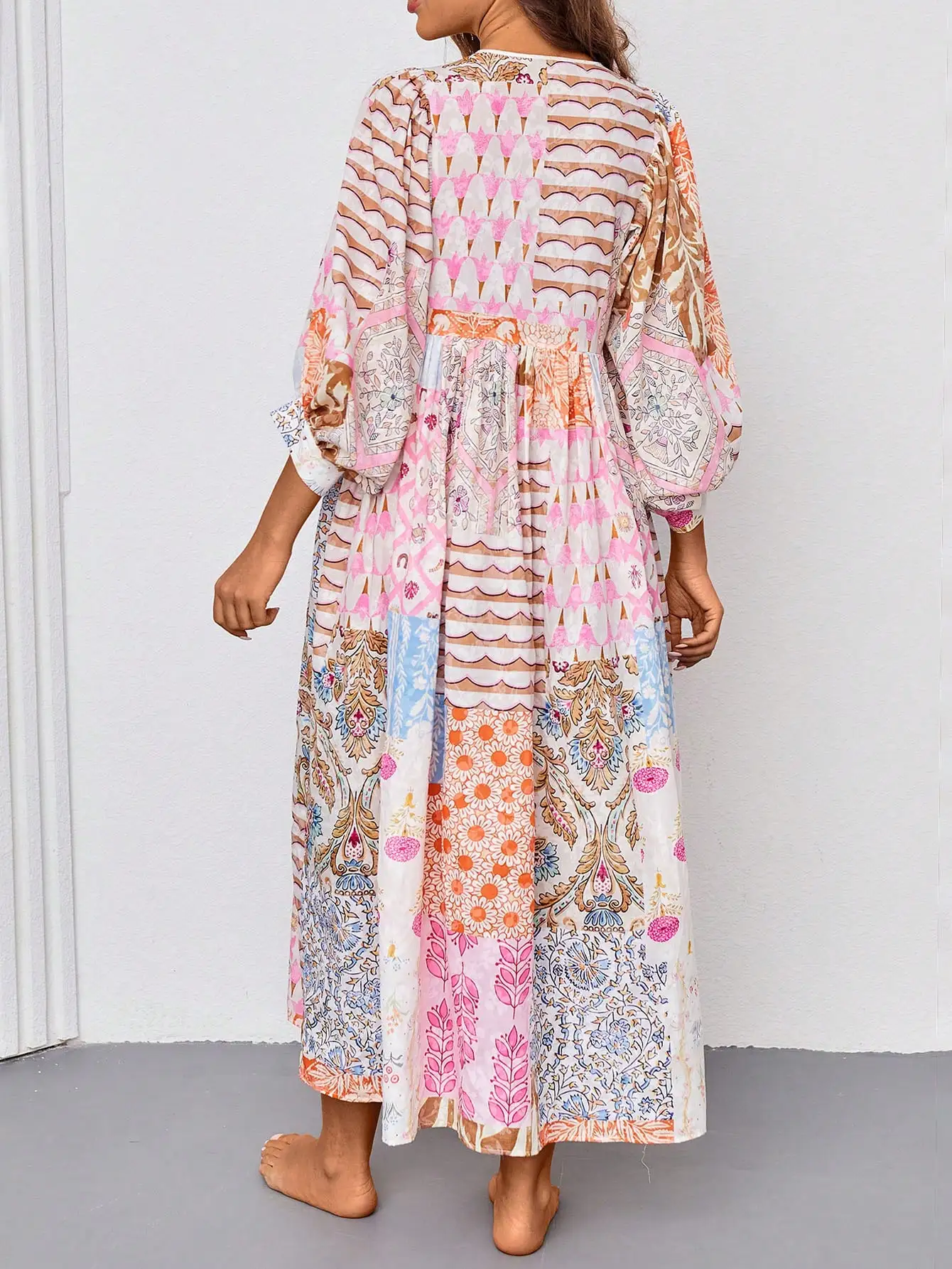 

Женское богемное платье макси с рукавами-фонариками, V-образным вырезом, завязками на талии, карманами и принтом