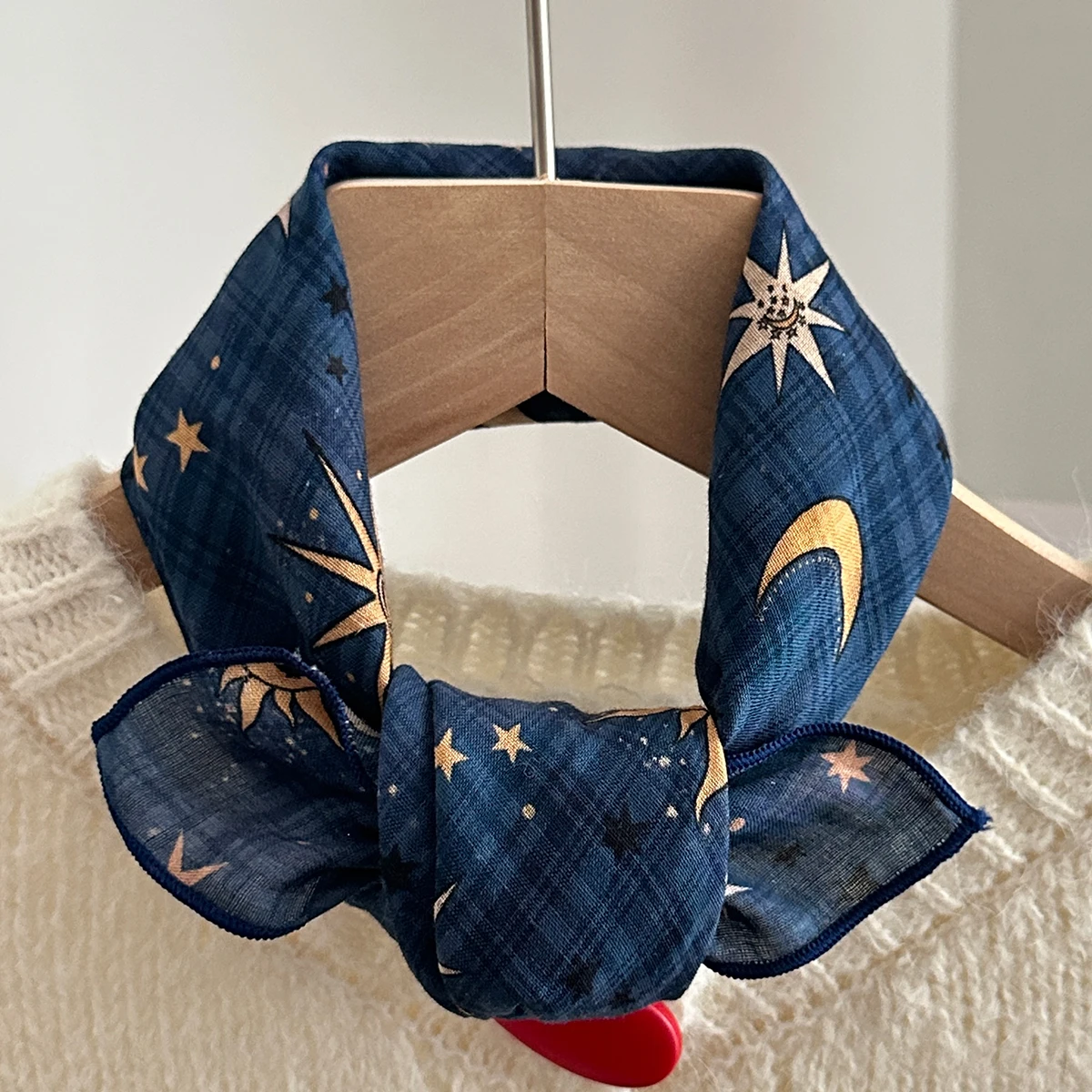 قطعة واحدة من وشاح مربع مطبوع عليه نجمة وقمر على الطراز البوهيمي مع نسيج مرن قابل للتنفس وخفيف الوزن، مناسب لملابس الشاطئ والترفيه، إكسسوارات عصرية متعددة الوظائف، وشاح ملون ملطخ