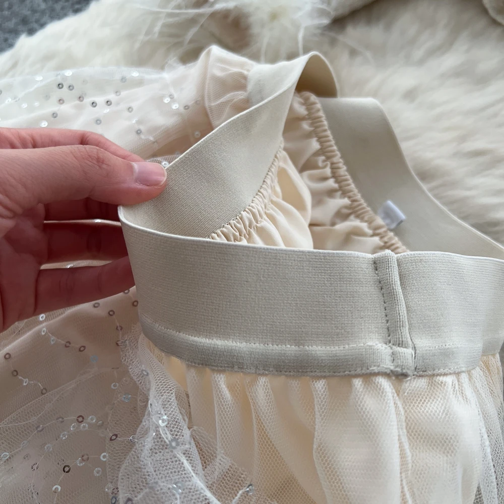 ALPHALMODA 2025, สไตล์ฝรั่งเศส, งานประณีต, คอเสื้อทรงกลมประดับลูกปัด, เสื้อแจ็คเก็ตปักเลื่อมแขนยาว, กระโปรงตาข่ายทรงพอง, ชุดสูทหรูหรา