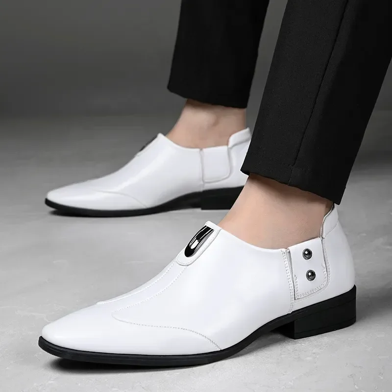 Mocassini Casual da uomo bianchi che guidano mocassino moda uomo comodo Business formale primavera in pelle da uomo pigro scarpe eleganti in metallo