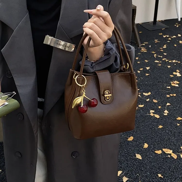 Sac à main haut de gamme pour femmes, petit sac rétro léger de luxe, polyvalent, à la mode, pour les déplacements, nouvelle collection automne/hiver 2026