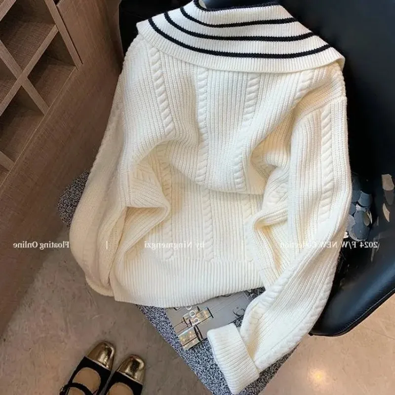 ملابس نسائية أنيقة مخططة بياقة مقلوبة سترات عالية الجودة لخريف وشتاء جديد أنيق بأزرار بلوفرات محبوكة ضيقة