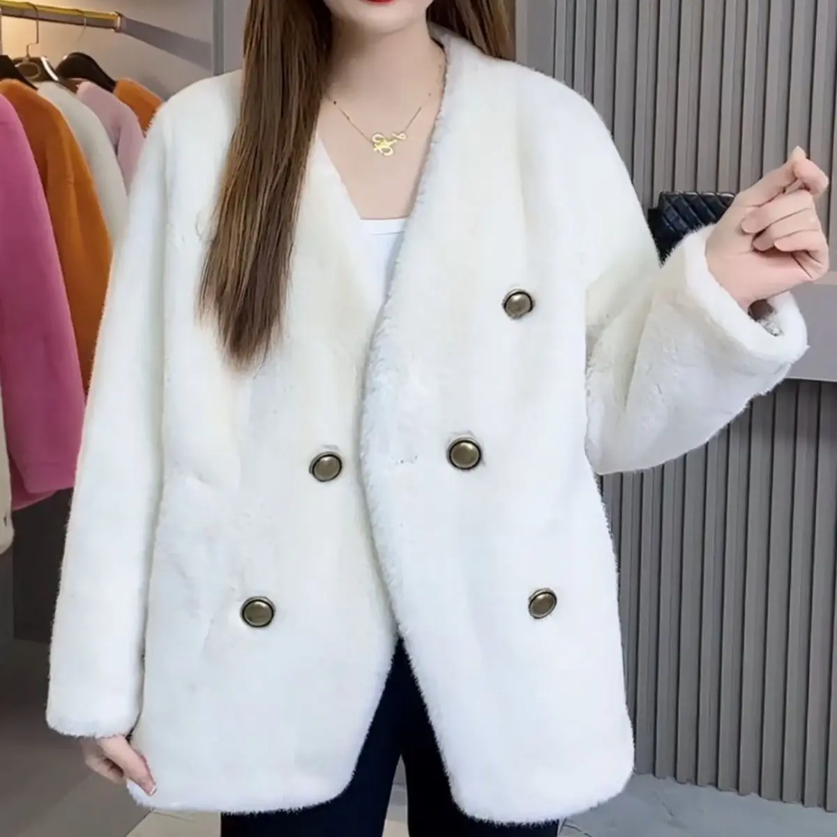 Weißer Pelzmantel für Frauen, 2025, Herbst und Winter, neuer Stil, kurzes Kunstpelz, Plüsch, kragenloses Oberteil, verdickt, warme Trend-Pelzjacke