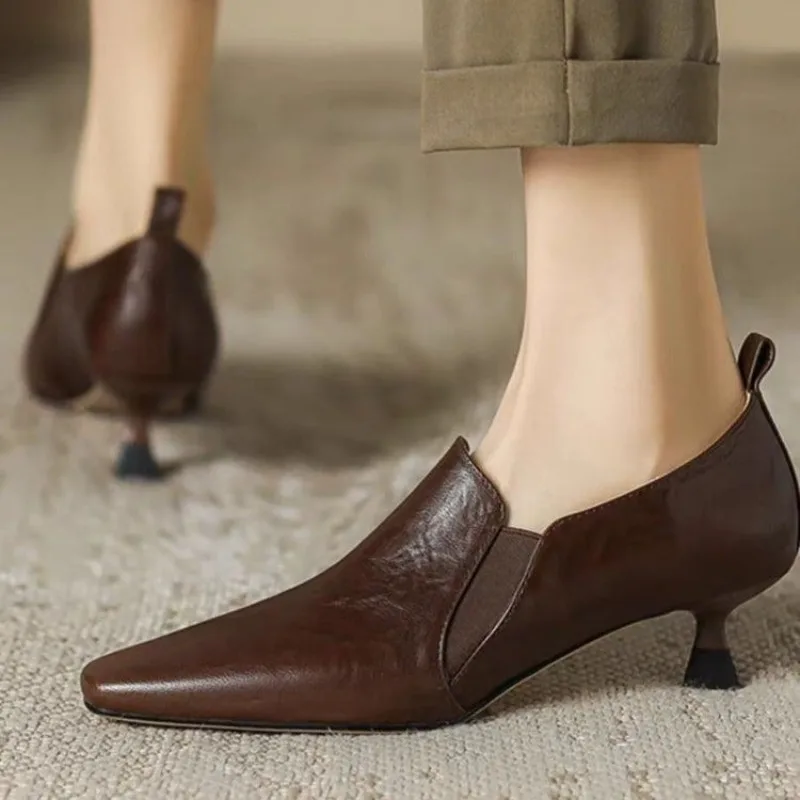 Französische Retro-Temperament-Schuhe mit niedrigem Absatz für Damen, Frühjahr, neues Leder, spitze High Heels, kleine Lederschuhe, große Größe 43