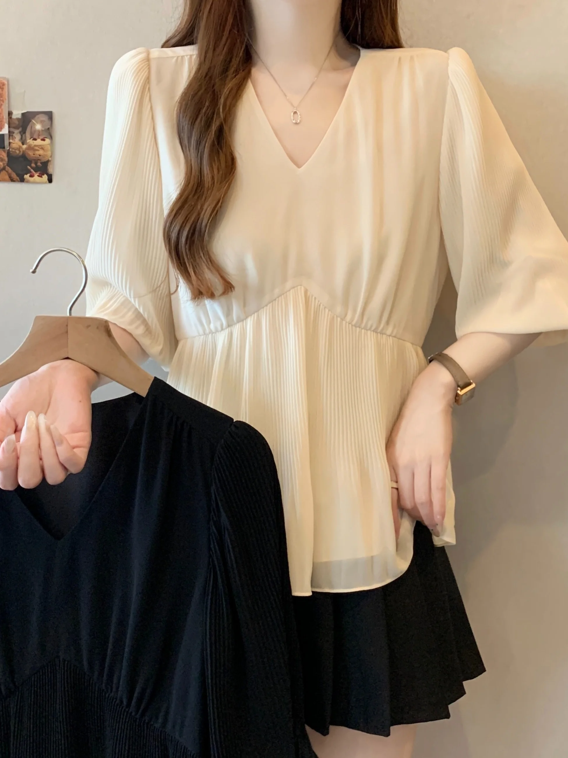 

Женская блузка больших размеров с V-образным вырезом, плиссировкой «гармошка», стройнящая, универсальная, модная, летняя 2026, повседневная, свободного кроя, с пятью карманами...