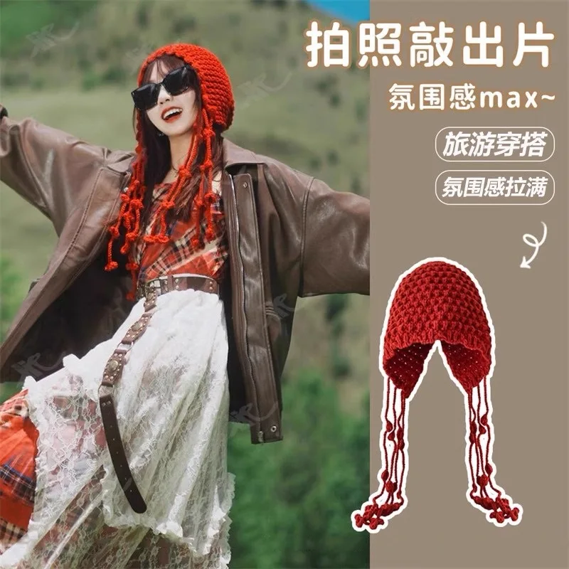 2025 المرأة الجديدة اليدوية شرابة الكرة الأحمر محبوك قبعة صوفية قبعة باوتو الدافئة الشتاء سدادات حماية الأذن حزام قبعة العصرية