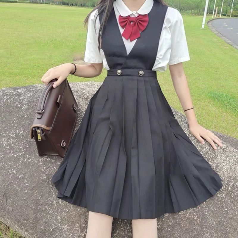 女の子のjk高校の制服、長いプリーツドレス、ノースリーブのピナフォアドレス、日本のクラスのサスペンダー、学生、夏