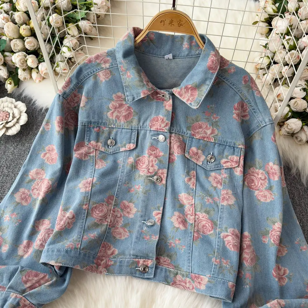 

Джинсовая куртка с принтом роз для женщин, короткая джинсовая куртка в корейском стиле, новинка 2026 года, весна-осень, для студентов, винтажная, из денима с эффектом потертости