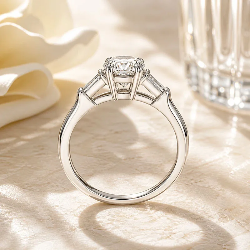 Eleganter 2-Karat-Rundschliff IGI-zertifizierter Laborgezüchteter Diamant-Verlobungsring DEF VS-VVS Massives Platin 950 Dreisteiniger Ehering – Detail 8