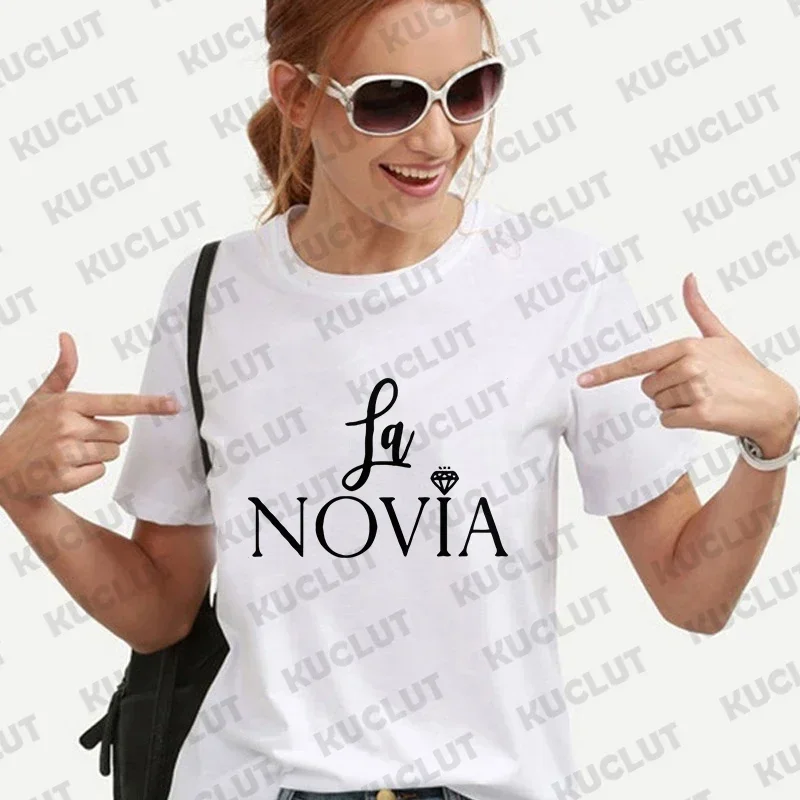 تيشيرت قبيلة العروس لفريق إسبانية للنساء ، حفلة العازبة ، تيشيرتات وداع واحد ، قميص وصيفة الشرف ، دش الزفاف ، قمم الزفاف Y2K