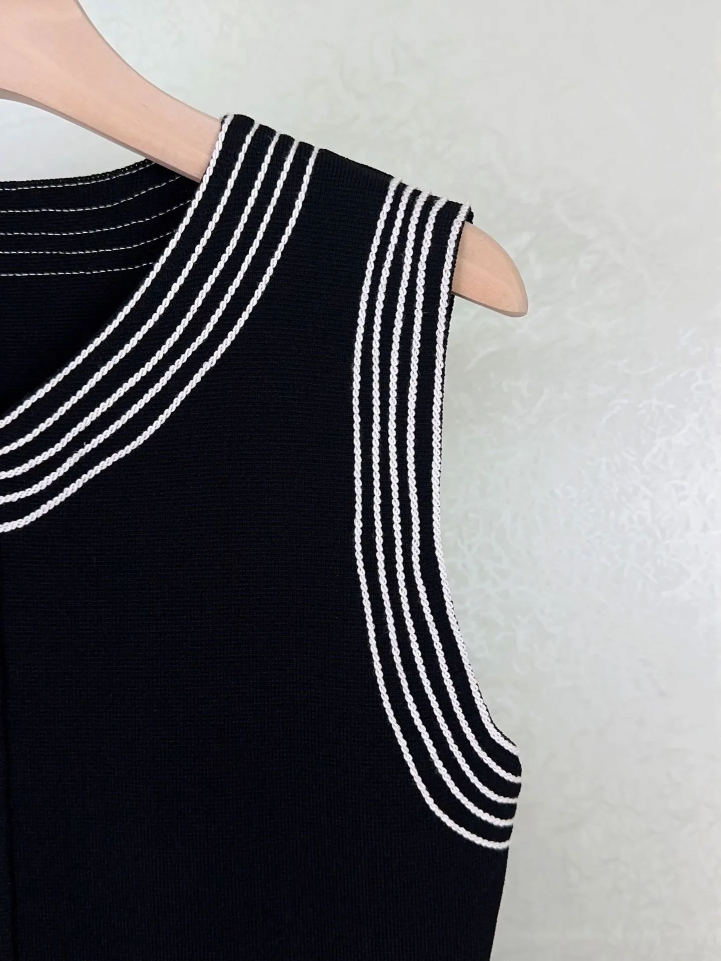 Women Striped Edge Knitted Tank Dress Single Breasted O-Neck Sleeveless Slim Vintage Autumn 2024 Black Mini Robe