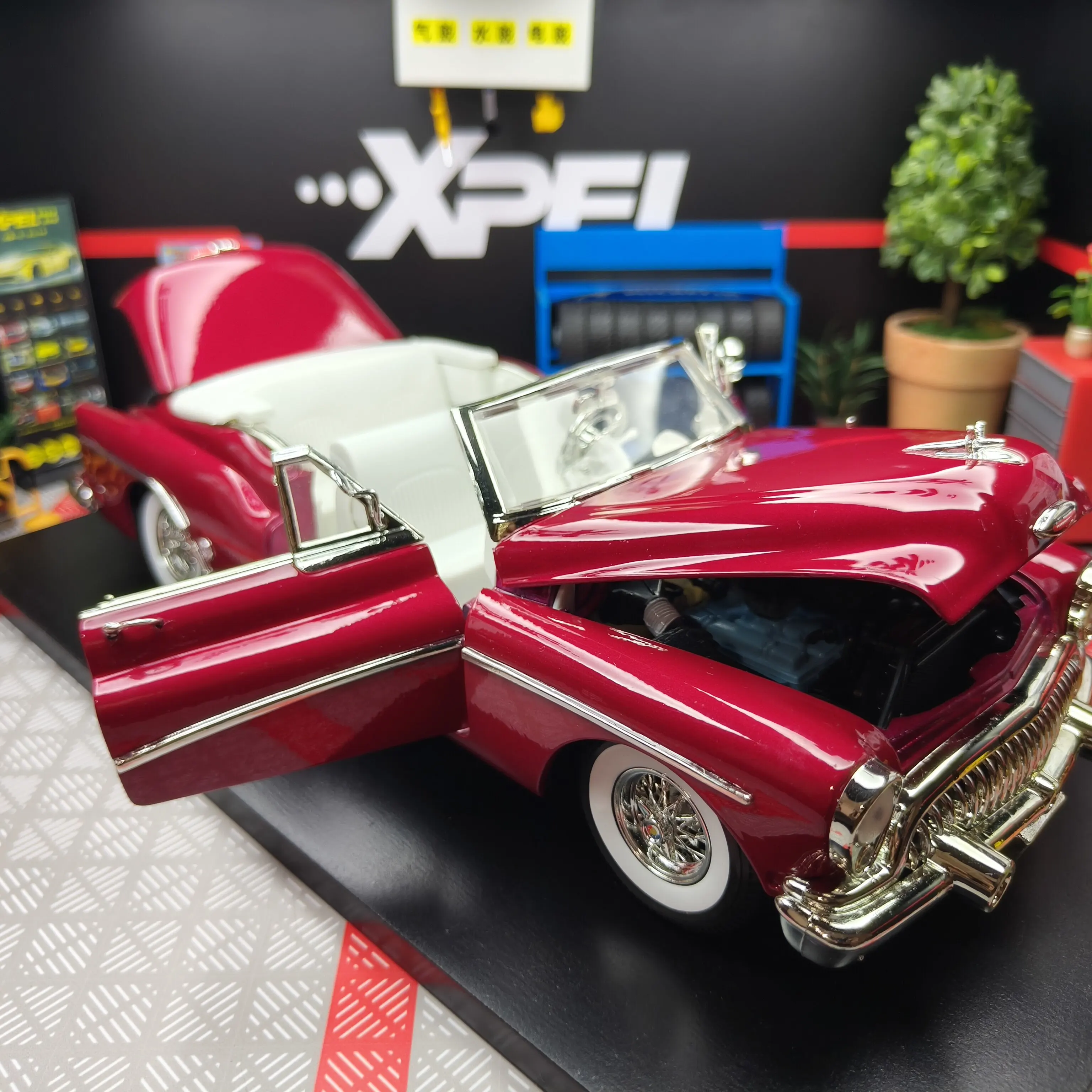 Diecast 1:18 Scale Buick Classic 1949 Roadmaster Convertible Alloy Car Model view 4