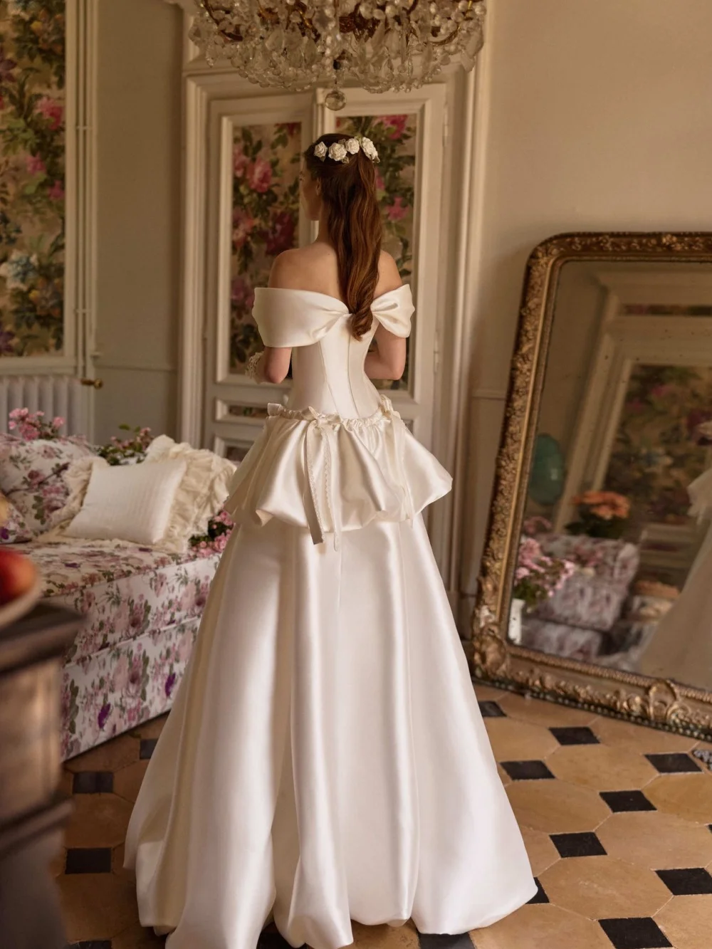 ชุดแต่งงานยาวผ้าซาตินสไตล์วินเทจสุดโรแมนติก แบบเปิดไหล่ แต่งลูกไม้ โบว์  ชุดเจ้าสาวสั่งตัดได้  ชุดราตรีแบบไม่มีสาย  สง่างามสำหรับเจ้าสาว