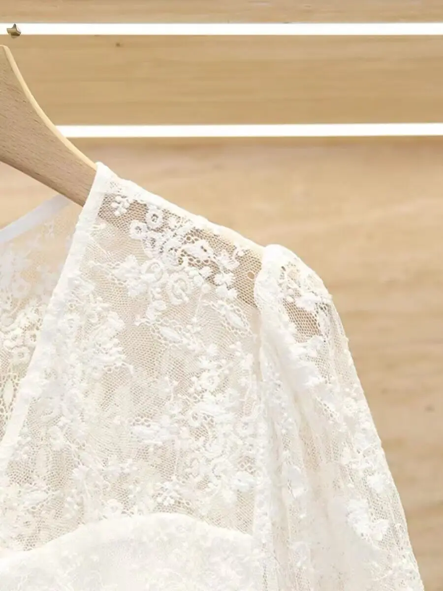 Prezzo di liquidazione signore scollo a v manica corta a vita alta abito corto in pizzo da donna con giunture vuote vestito bianco