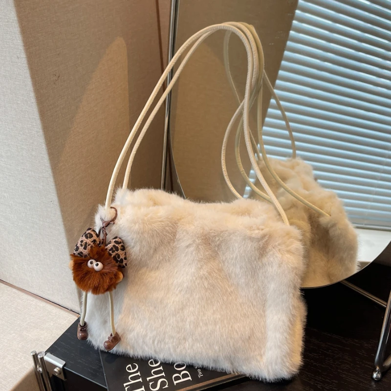 

Зимняя сумка на плечо из искусственного меха, женская плюшевая сумка-тоут премиум-класса, большая вместительная повседневная модная сумка подмышки, сумка высокого качества в Гуанчжоу