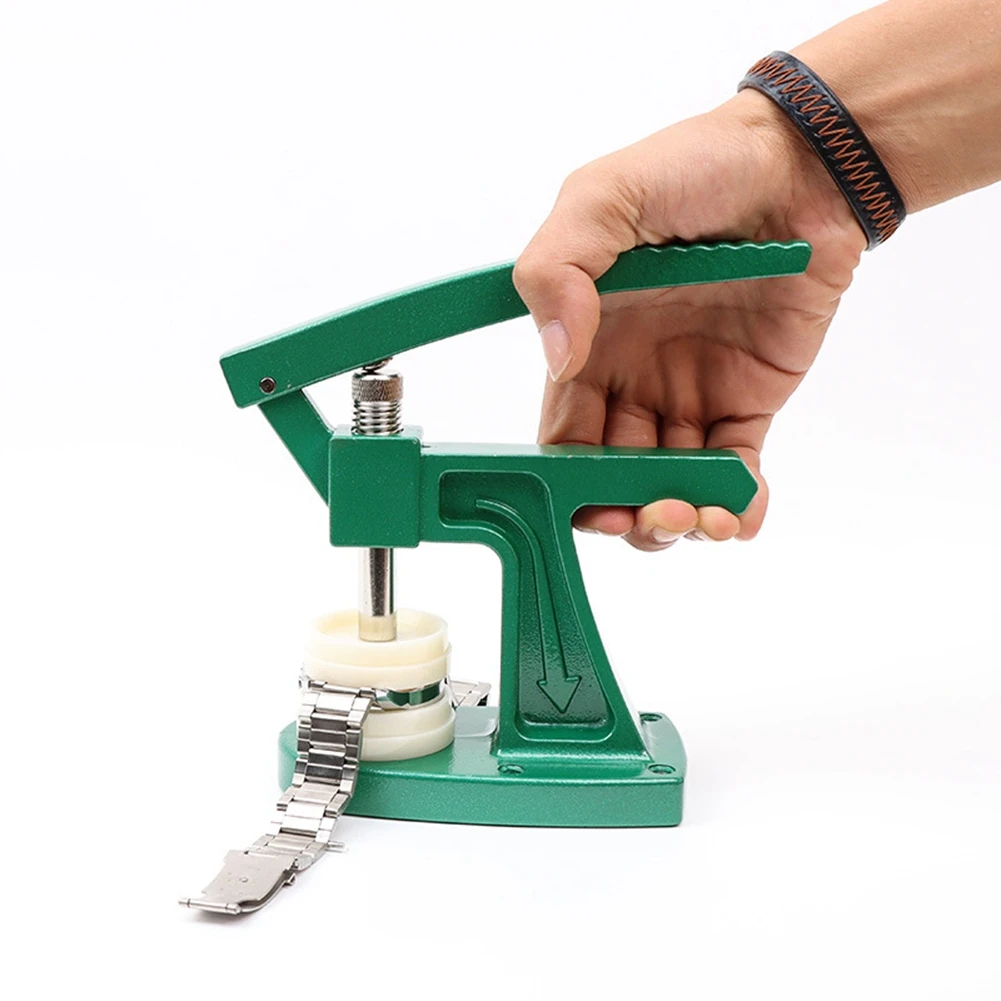 เครื่องมือกดนาฬิกาพร้อมชุดเครื่องมือเปลี่ยนแบตเตอรี่นาฬิกาและตัวตายที่เหมาะสมสําหรับการซ่อมแซมและแบตเตอรี่ตัวถอดนาฬิกาด้านหลังอย่างใกล้ชิด