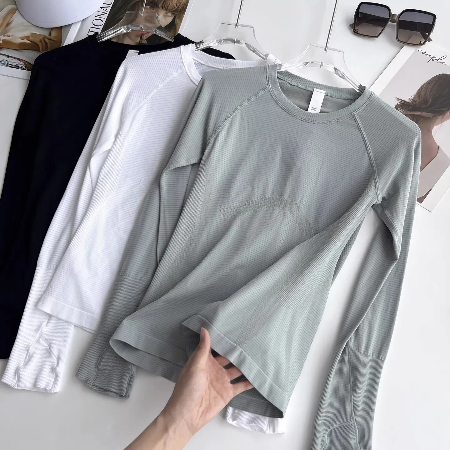 Ultra-Lightweight Seamless Yoga Top with Thumb Holes - Quick-Dry, Moisture-Wicking, No Chafing, Ideal for Any Workout!