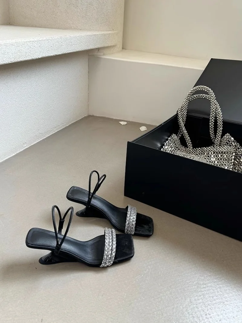 

Новинка лета 2024, женские уличные тапочки, элегантные вечерние женские сандалии без шнуровки на каблуке с квадратным носком и украшением из стразов