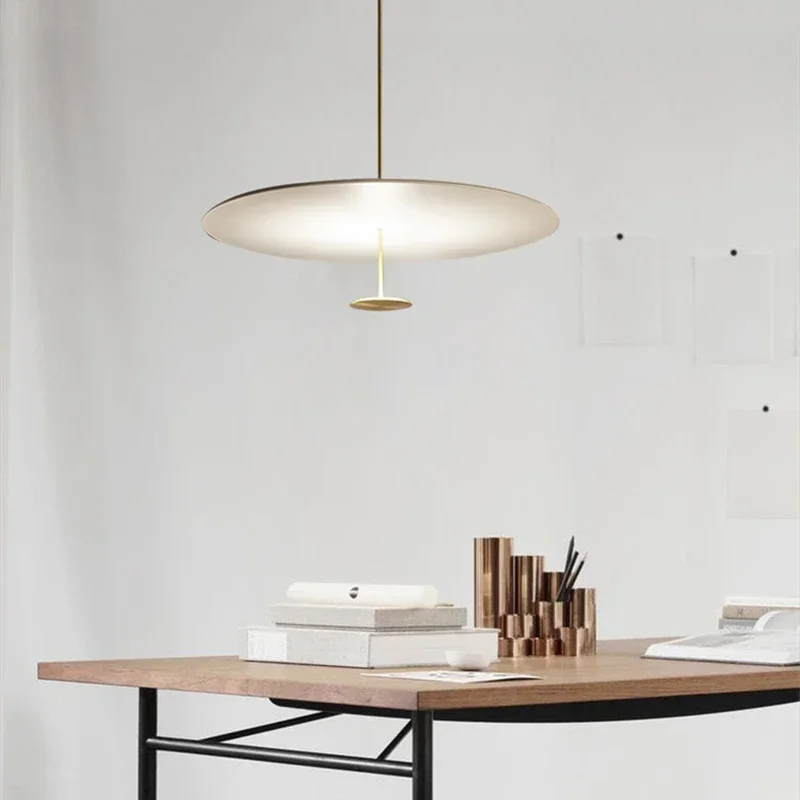 Lampe Suspendue Minimaliste en Or et Noir, Luminaire Décoratif d'Nik, Idéal pour un Salon