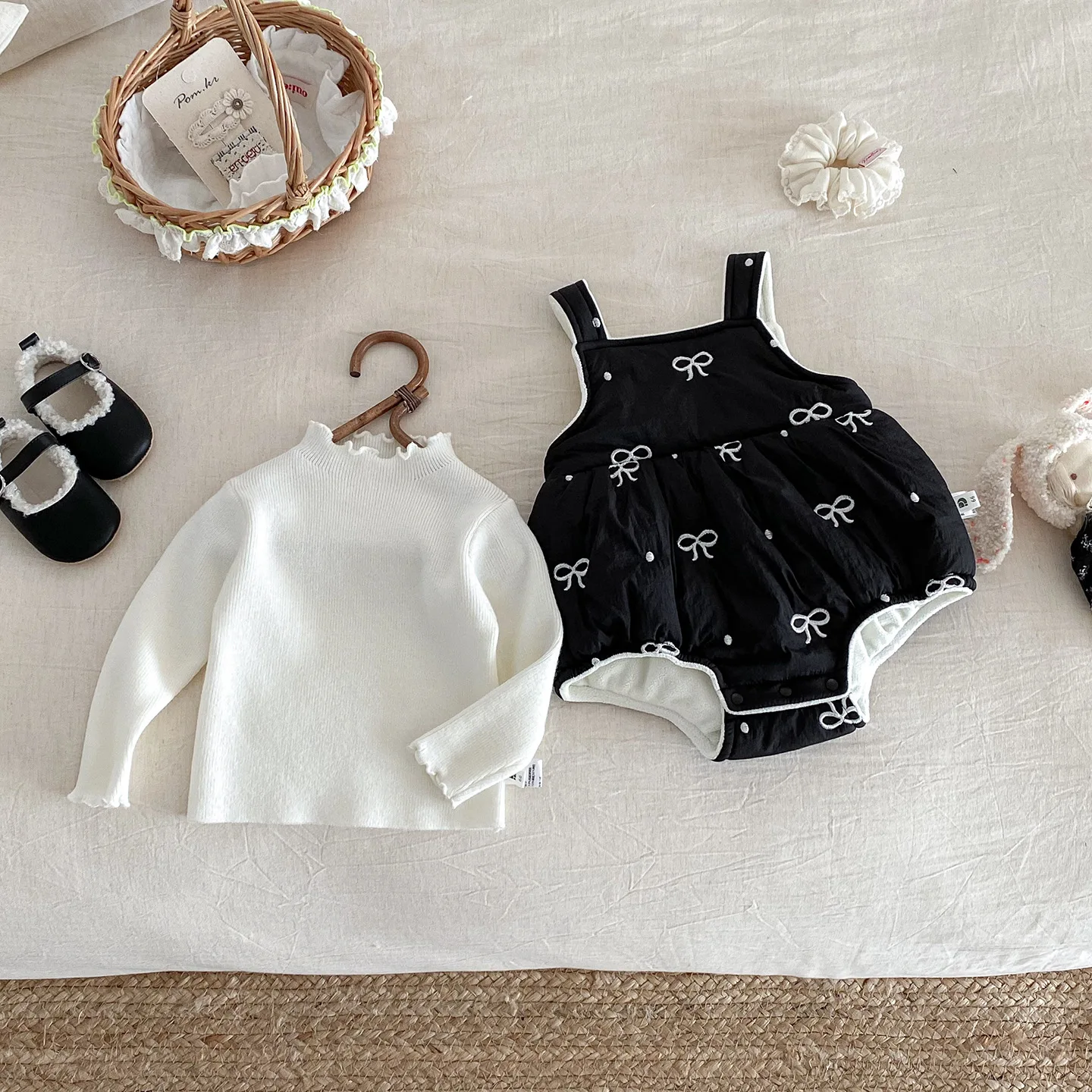 

Toddler Girls Two-piece Set winter Butterfly Bow Thick Warm Infant Baby Girls Overalls Solid Color Knited Newborn Girls Sweater