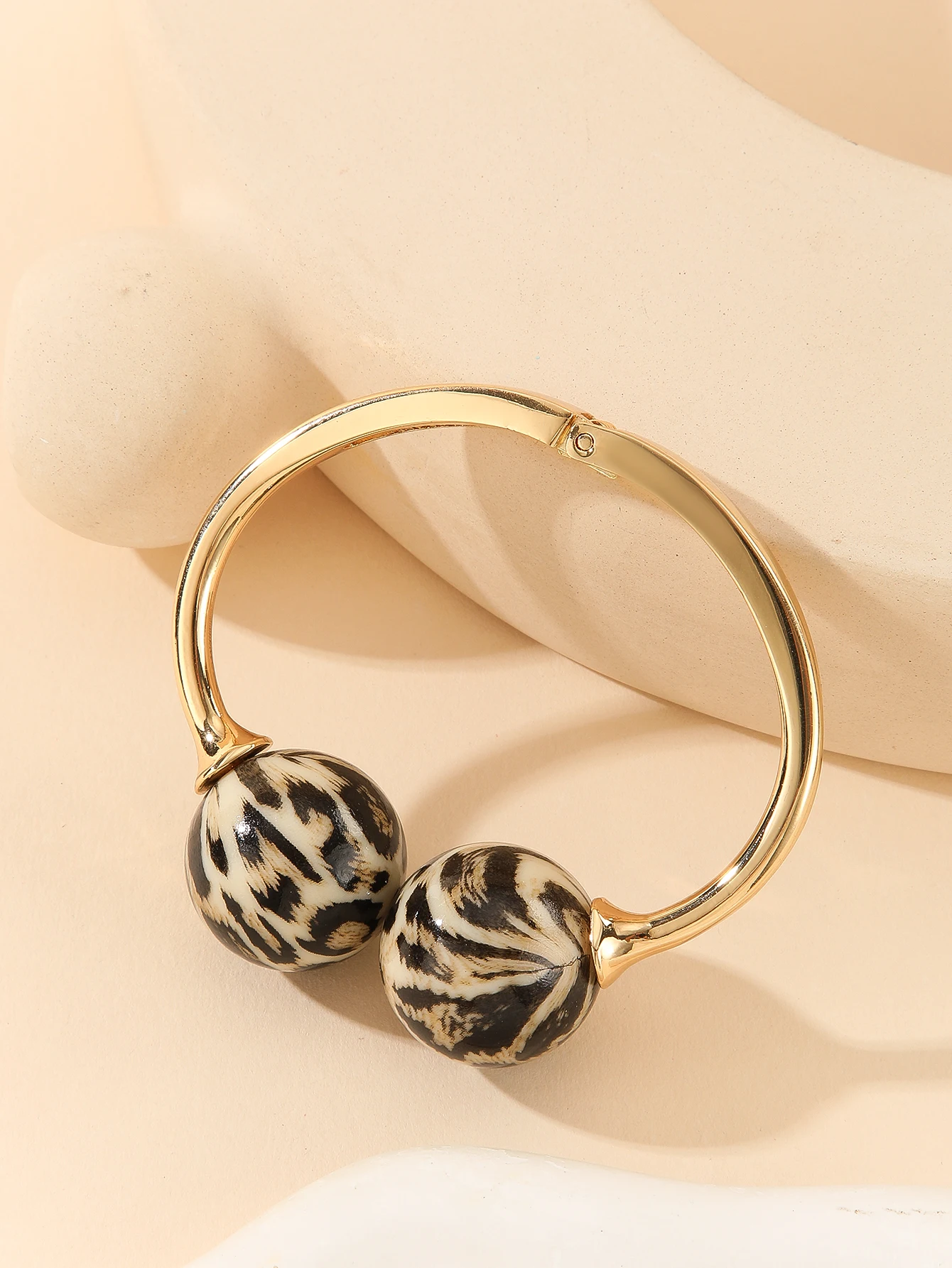 سوار أكريليك مفتوح على شكل دائرة مع خرز على شكل كرة مزدوجة على طراز بوهو متعدد للارتداء اليومي والحفلات قابل للتعديل يناسب العصرية #5