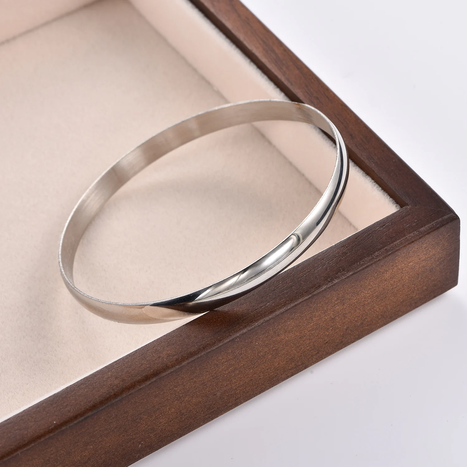 Glatter, wasserdichter Armreif mit einfacher kugelförmiger Oberfläche aus Edelstahl, trendiger Schmuck für Paare, Geburtstagsgeschenk für Frauen. – Detail 5