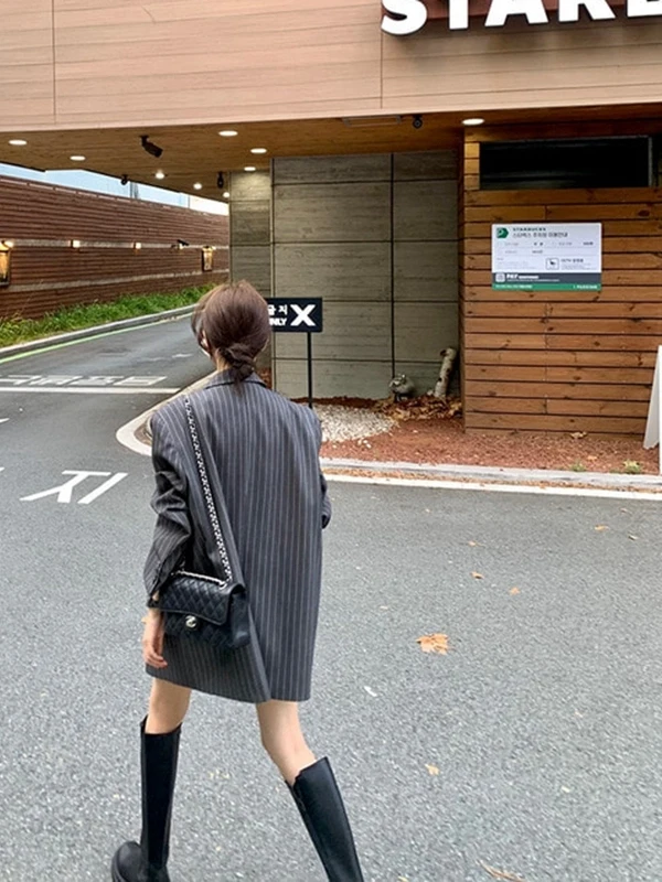 سترة أنيقة فضفاضة بخطوط عصرية مع حزام على الطراز الهونغ كونغي الرجعي الأنيق ملابس خارجية نسائية عملية غير رسمية