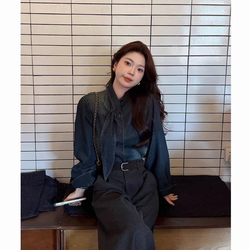 

Ретро джинсовая рубашка с отложным воротником для женщин: новая повседневная свободная модель, стройнящая фигуру, для многослойных образов, универсальная модная верхняя одежда