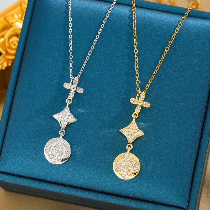 

Новое модное украшение 2026 года: трёхслойное колье с микроинкрустацией в стиле лёгкой роскоши, нишевый дизайн, с тетраграматоном.