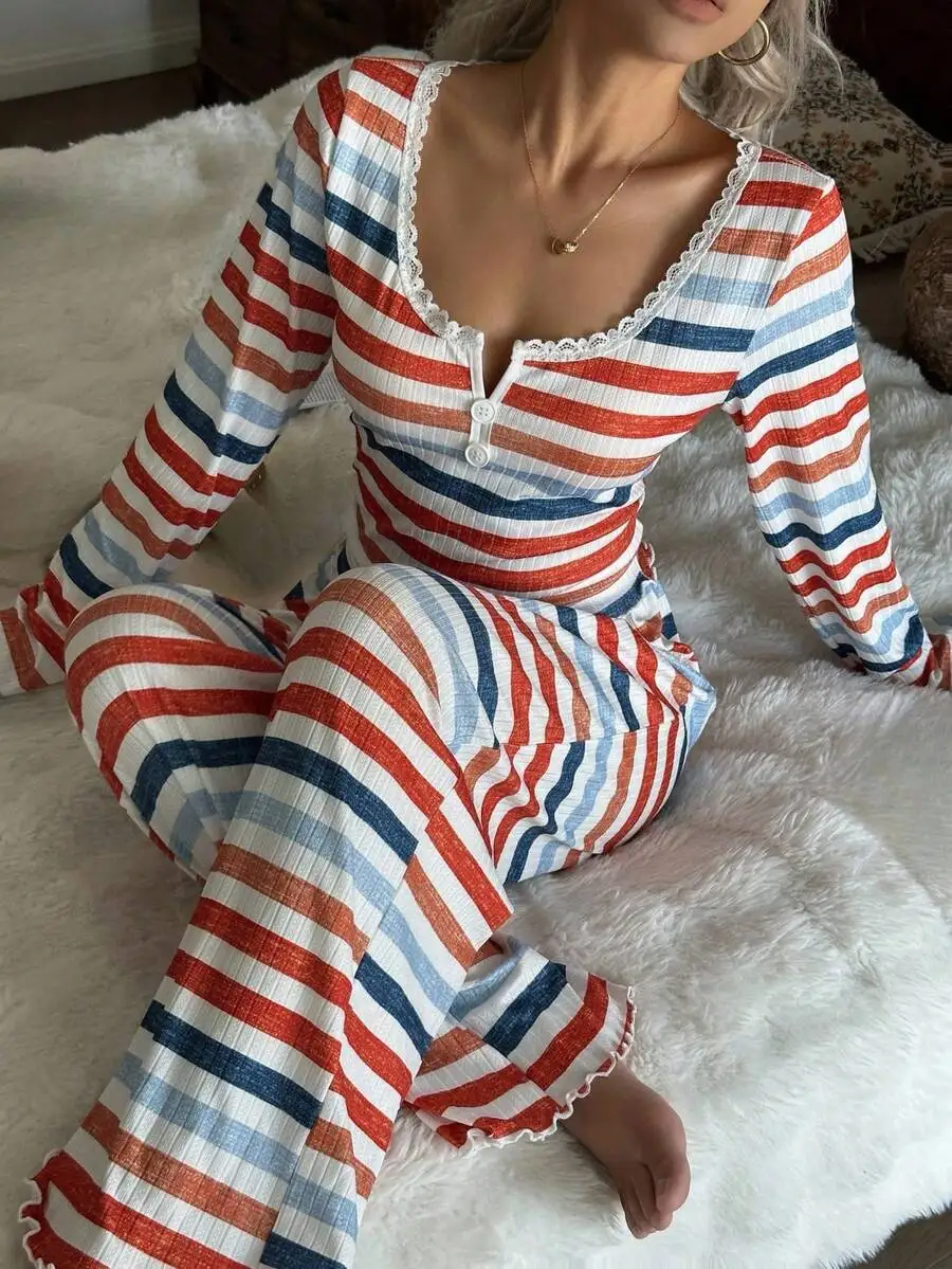 

Женский пижамный комплект с квадратным вырезом, кружевной отделкой, полосатым узором и длинными рукавами на пуговицах