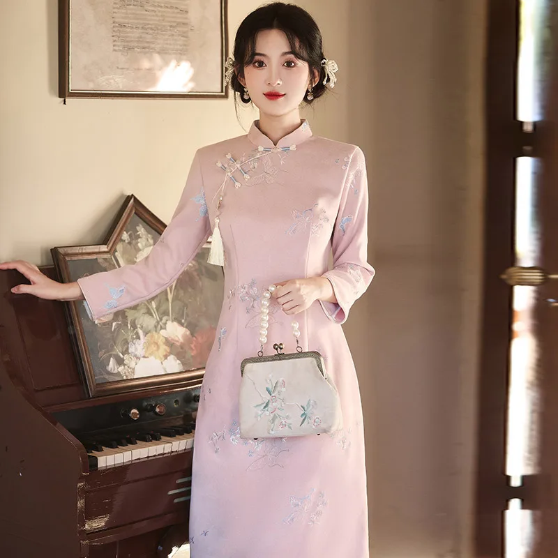 

Розовое осеннее платье Cheongsam в китайском стиле с вышивкой и длинными рукавами, новинка 2025, новое ретро-платье для молодых женщин