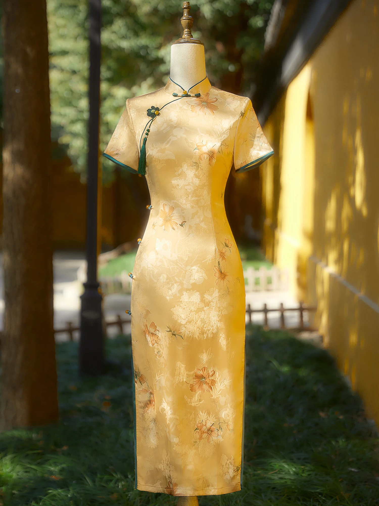 

Новое женское китайское платье-ципао желтого цвета, средней длины, традиционное, с дизайном флага, для повседневной носки